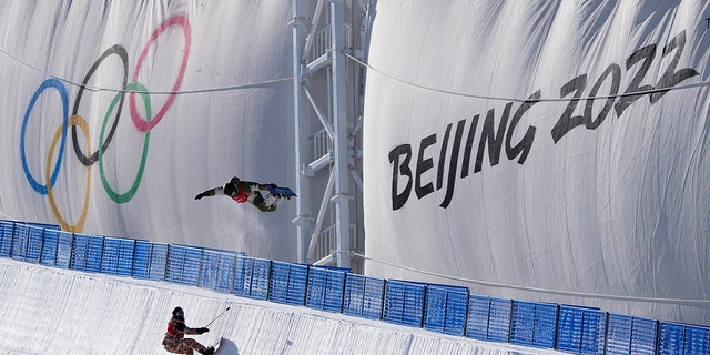 A snowboarder catches air while training on the half pipe ahead of the 2022 Olimpiadi invernali, giovedi, Jan. 27, 2022, Lo sciatore finlandese ha un pene congelato durante l'evento alle Olimpiadi di Pechino, Cina.