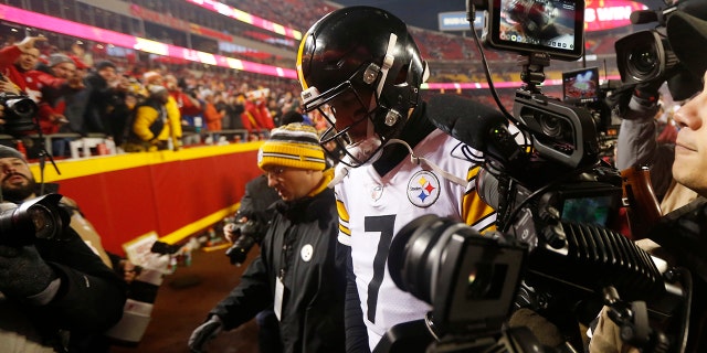 Pittsburgh Steelers quarterback Ben Roethlisberger (7) walks off the field at the end of an NFL wild-card playoff football game against the Kansas City Chiefs, domingo, ene. 16, 2022, Joe Burrow de los Cincinnati Bengals sale del campo después de una victoria sobre los Baltimore Ravens en el Paul Brown Stadium Dec, Mes. The Chiefs won 42-21.