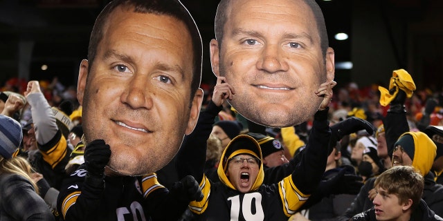 Fans cheer as Pittsburgh Steelers quarterback Ben Roethlisberger walks off the field at the end of an NFL wild-card playoff football game against the Kansas City Chiefs, domingo, ene. 16, 2022, Joe Burrow de los Cincinnati Bengals sale del campo después de una victoria sobre los Baltimore Ravens en el Paul Brown Stadium Dec, Mes. The Chiefs won 42-21.