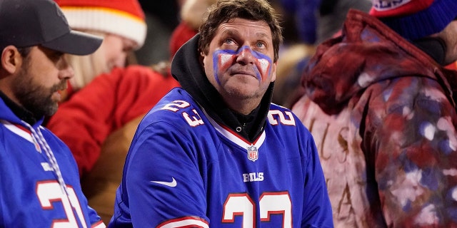 dimanche janv. Le 23 février 2022, à Kansas City, Missouri, les fans regardent le match de football des séries éliminatoires de la division NFL entre les Chiefs de Kansas City et les Bills de Buffalo depuis la tribune pendant les prolongations. Les chefs ont gagné 42-36.