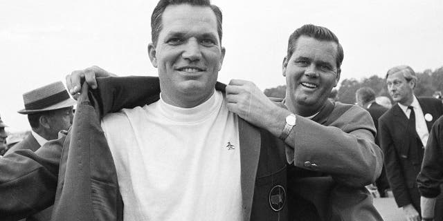 FILE -Bob Goalby gets the traditional green jacket as champion of the Masters golf tournament in Augusta, Ga., 4 월 14, 1968, from the previous year's winner, Gay Brewer.