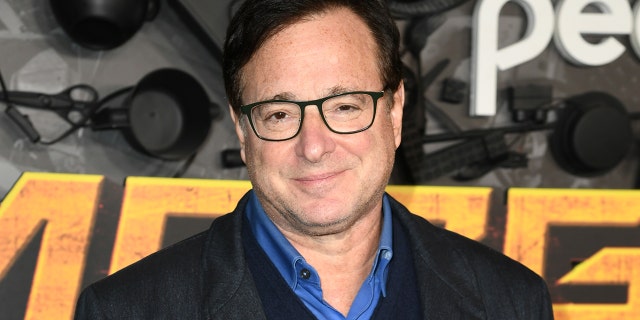 天使, CALIFORNIA - 十二月 08: Bob Saget attends the red carpet premiere party for Peacock's new comedy series "MacGruber" at California Science Center on December 08, 2021, 在洛杉矶, C加利福尼亚州 (Photo by JC Olivera/WireImage)