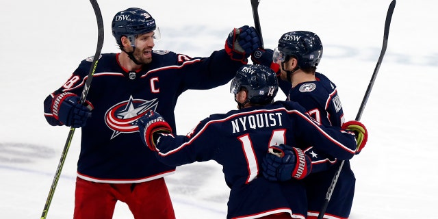 Columbus Blue Jackets forward Boone Jenner, sinistra, celebrates with forward Gustav Nyquist, centro, and forward Sean Kuraly after Kuraly's goal against the New York Rangers during the third period of an NHL hockey game in Columbus, Ohio, giovedi, Jan. 27, 2022. The Blue Jackets won 5-3.