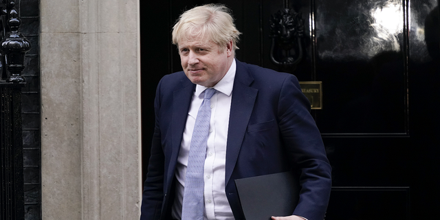 Perdana Menteri Inggris Boris Johnson meninggalkan 10 Downing Street saat dia menuju House of Commons, di London, pada hari Senin.