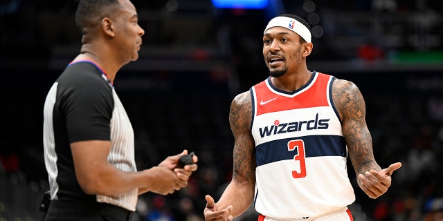 Bradley Beal #3 of the Washington Wizards talks with official Sean Wright #4 during the game against the LA Clippers at Capital One Arena on January 25, 2022 ワシントンで, DC.