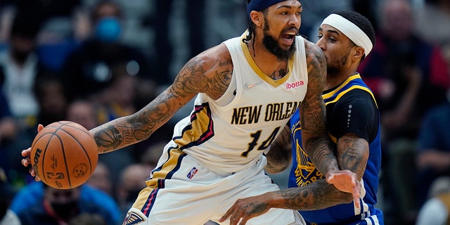 New Orleans Pelicans forward Brandon Ingram (14) drives to the basket against Golden State Warriors guard Gary Payton II in the first half of an NBA basketball game in New Orleans, 木曜日, 1月. 6, 2022. 