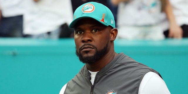 Head coach Brian Flores of the Miami Dolphins takes the field during introductions prior to the game against the New England Patriots at Hard Rock Stadium on Jan. 9, 2022, in Miami Gardens, 佛罗里达.