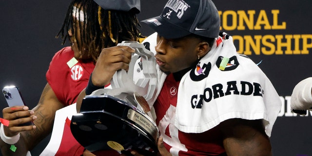 Alabama's Brian Robinson Jr. blows confetti off his outstanding offensive player trophy after the Cotton Bowl NCAA College Football Playoff semifinal game against Cincinnati, Venerdì, Dic. 31, 2021, ad Arlington, Texas. Alabama won 27-6.