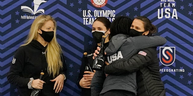 Erin Jackson and Brittany Bowe hug in front of Mia Kilburg-Manganello and Kimi Goetz after being nominated for 2022 el ene 9, 2022, Milwaukee, Wisconsin. 