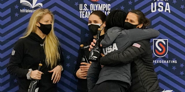 Erin Jackson and Brittany Bowe hug in front of Mia Kilburg-Manganello and Kimi Goetz after being nominated for 2022 1月に 9, 2022, ミルウォーキー, ウィスコンシン.