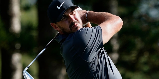 Brooks Koepka watches his tee shot on the second hole during the first round of the Tournament of Champions golf event, jueves, ene. 6, 2022, at Kapalua Plantation Course in Kapalua, Hawai.