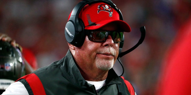 12月 12, 2021; タンパ, フロリダ, 米国; Tampa Bay Buccaneers head coach Bruce Arians against the Buffalo Bills during the first half at Raymond James Stadium.