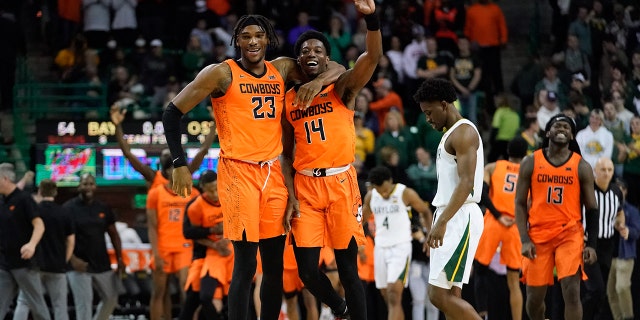 1月 15, 2022; Waco, テキサス, 米国; Oklahoma State Cowboys guard Bryce Williams (14) celebrates with forward Tyreek Smith (23) following their victory over the Baylor Bears at Ferrell Center.
