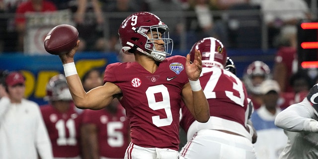 Alabama quarterback Bryce Young (9) throws a pass against Cincinnati during the first half of the Cotton Bowl NCAA College Football Playoff semifinal game, Friday, Dec. 31, 2021, in Arlington, Texas.