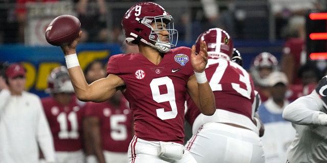 Alabama quarterback Bryce Young (9) throws a pass against Cincinnati during the first half of the Cotton Bowl NCAA College Football Playoff semifinal game, Friday, Dec. 31, 2021, in Arlington, Texas.