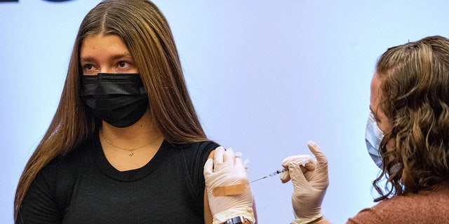 Crianças de 12 a 15 anos recebem um reforço da vacina Pfizer-BioNTech Covid-19 no Hospital Hartford em Hartford, Connecticut, em 6 de janeiro de 2022. (Foto de Joseph Prezioso / AFP) (Foto de JOSEPH PREZIOSO / AFP via Getty Images)