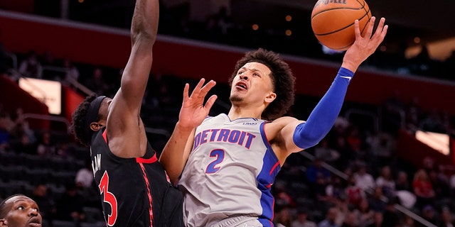 Detroit Pistons guard Cade Cunningham (2) is defended by Toronto Raptors forward Pascal Siakam (43) during the first half of an NBA basketball game, Vrydag, Jan.. 14, 2022, in Detroit.