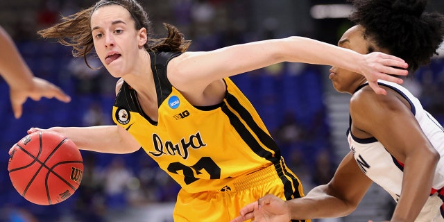 Caitlin Clark #22 of the Iowa Hawkeyes drives passed Christyn Williams #13 of the UConn Huskies during the first half in the Sweet Sixteen round of the NCAA Women's Basketball Tournament at the Alamodome on March 27, 2021 in San Antonio, テキサス.