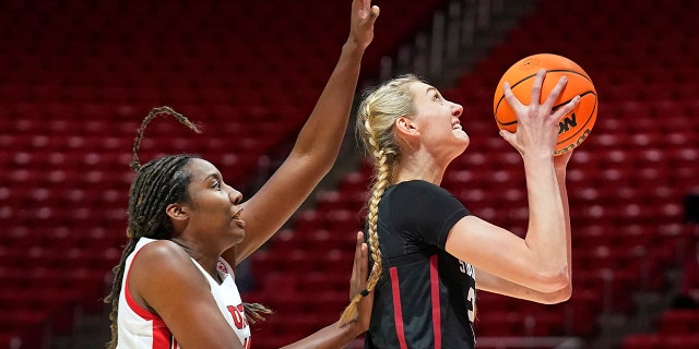 Utah forward Peyton McFarland, 剩下, defends against Stanford forward Cameron Brink, 对, in the first half during an NCAA college basketball game Sunday, 一月. 16, 2022, in Salt Lake City.