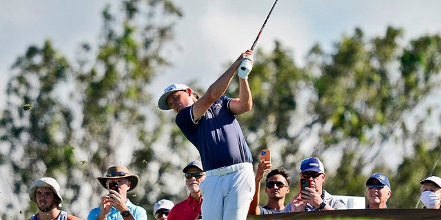 Cameron Smith plays his shot from the 11th tee during the second round of the Tournament of Champions golf event, viernes, ene. 7, 2022, at Kapalua Plantation Course in Kapalua, Hawai.