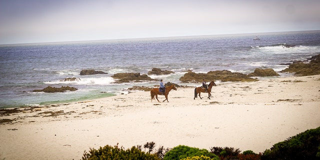 One of the best towns for lovers along the breathtaking Pacific Coast Highway is the idyllic Carmel-by-the-Sea town.