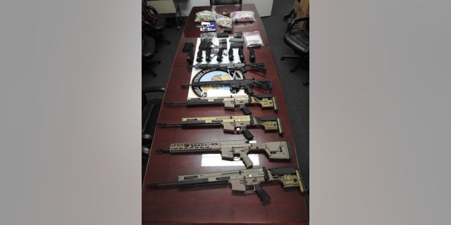 Federal authorities seized several high-powered firearms and ammunition related to a gun trafficking group that provided the weapons to a violent Mexican drug cartel, 当局说. 