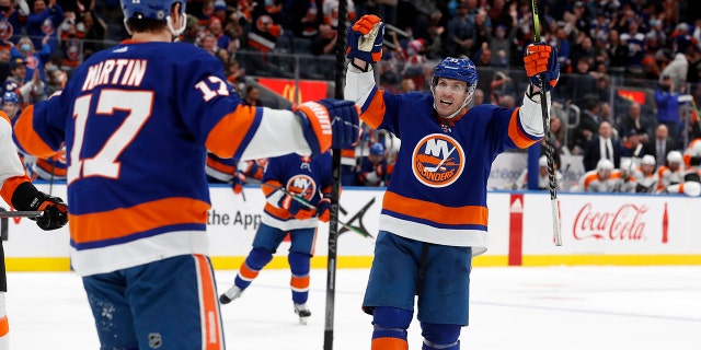 New York Islanders center Casey Cizikas (53) celebrates after his goal in the second period of an NHL hockey game against the Philadelphia Flyers with teammate left wing Matt Martin (17) Maandag, Jan.. 17, 2022, in Elmont, N.Y..