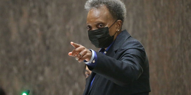 Le maire Lori Lightfoot préside une réunion du conseil municipal le 27 octobre 2021 à Chicago.