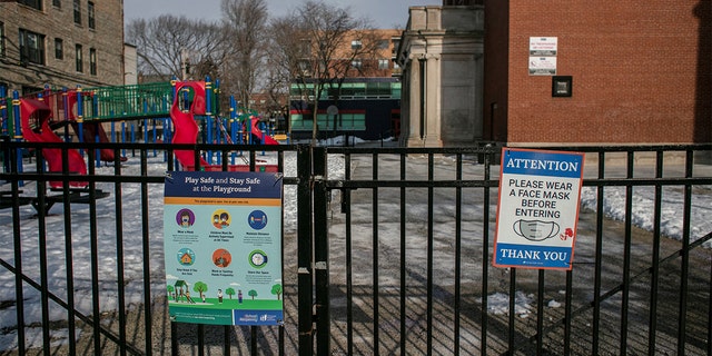 Darwin Elementary after Chicago Public Schools said it would cancel classes after the teachers union voted in favor of a return to remote learning, Jan. 5, 2022.