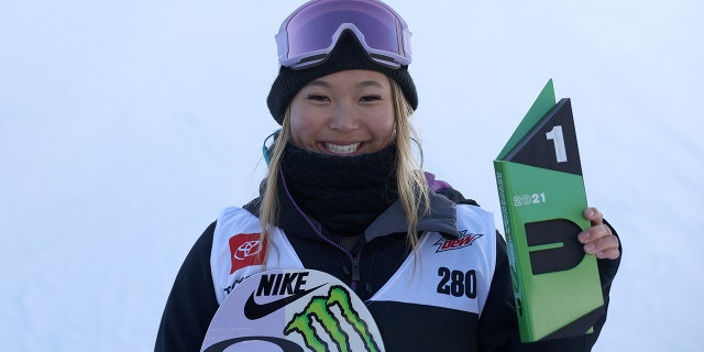 Chloe Kim of Team United States poses for a picture after winning the women's snowboard superpipe final during Day 5 of the Dew Tour at Copper Mountain on Dec. 19, 2021, in Copper Mountain, 콜로라도.