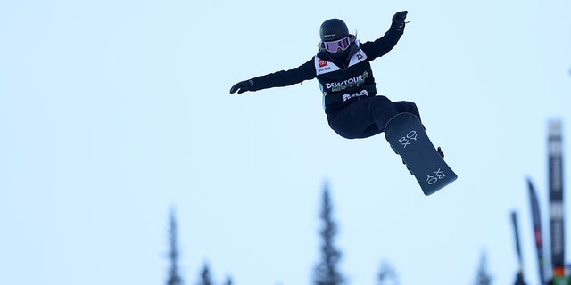 Chloe Kim of Team United States takes a warm-up run before competing in the women's snowboard superpipe final during Day 5 of the Dew Tour at Copper Mountain on Dec. 19, 2021, in Copper Mountain, 科罗拉多州. Kim won the event on her final run after crashing on her previous two runs.