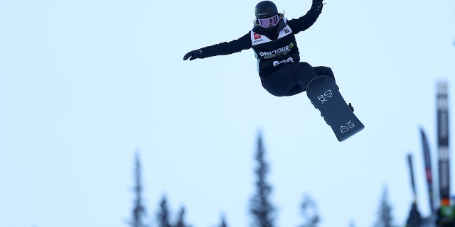 Chloe Kim of Team United States takes a warm-up run before competing in the women's snowboard superpipe final during Day 5 of the Dew Tour at Copper Mountain on Dec. 19, 2021, in Copper Mountain, 콜로라도. Kim won the event on her final run after crashing on her previous two runs.