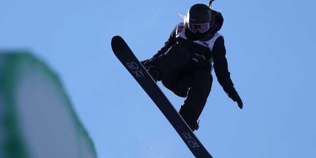 Chloe Kim of Team United States competes in the women's snowboard superpipe final during Day 5 of the Dew Tour at Copper Mountain on Dec. 19, 2021, in Copper Mountain, 콜로라도. Kim won the event on her final run after crashing on her previous two runs.