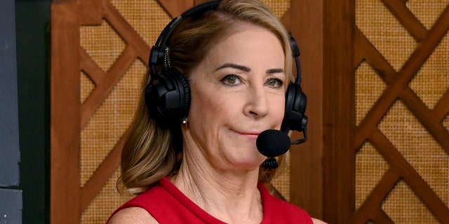 Chris Evert provides analysis at the Wimbledon Tennis Championships at the All England Lawn Tennis and Croquet Club July 8, 2021 in Londen.
