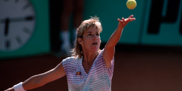 Chris Evert competes in the 1988 法国公开赛.