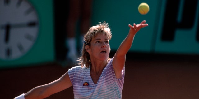 Chris Evert compete no Aberto da França de 1988.