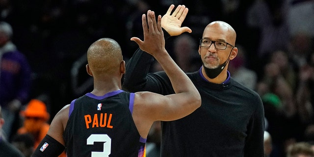 Phoenix Suns coach Monty Williams and guard Chris Paul (3) reacts after a timeout during the second half of the team's NBA basketball game against the Los Angeles Clippers, 목요일, 1 월. 6, 2022, 피닉스. The Suns won 106-89. 