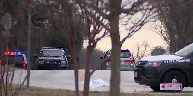 Texas state troopers and police near Colleyville synagogue in which a man holds several hostages. 