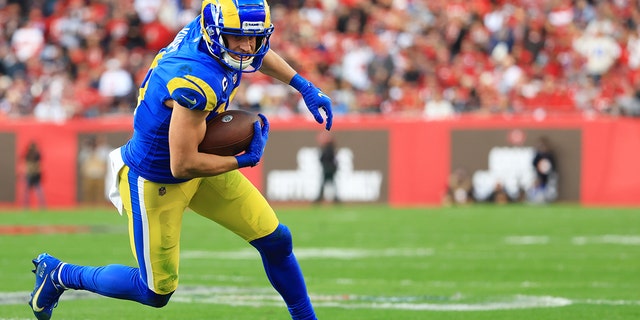 TAMPA, FLORIDA - ENERO 23: Cooper Kupp #10 of the Los Angeles Rams runs with the ball in the third quarter of the game of the game against the Tampa Bay Buccaneers in the NFC Divisional Playoff game at Raymond James Stadium on January 23, 2022 in Tampa, Florida.