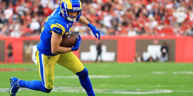 TAMPA, FLORIDA - 일월 23: Cooper Kupp #10 of the Los Angeles Rams runs with the ball in the third quarter of the game of the game against the Tampa Bay Buccaneers in the NFC Divisional Playoff game at Raymond James Stadium on January 23, 2022 i탬파 F플로리다