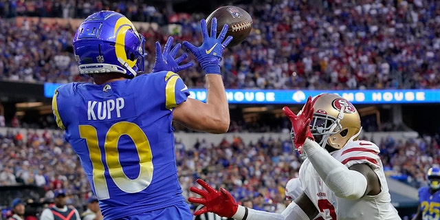 로스앤젤레스 램스의 쿠퍼 쿠프 (10) catches a touchdown pass in front of San Francisco 49ers' Jaquiski Tartt during the first half of the NFC Championship NFL football game Sunday, 1 월. 30, 2022, 잉글 우드, 칼리프.