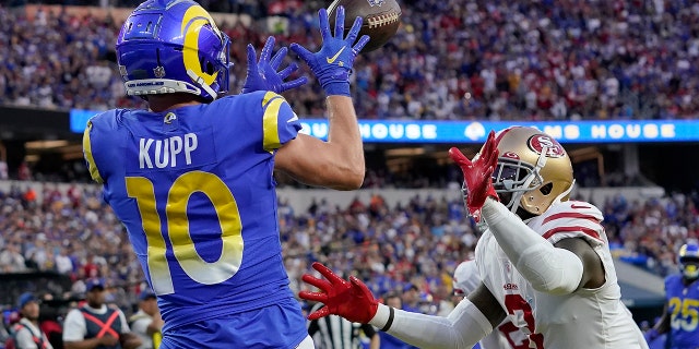 로스앤젤레스 램스의 쿠퍼 쿠프 (10) catches a touchdown pass in front of San Francisco 49ers' Jaquiski Tartt during the first half of the NFC Championship NFL football game Sunday, 1 월. 30, 2022, 잉글 우드, 칼리프.