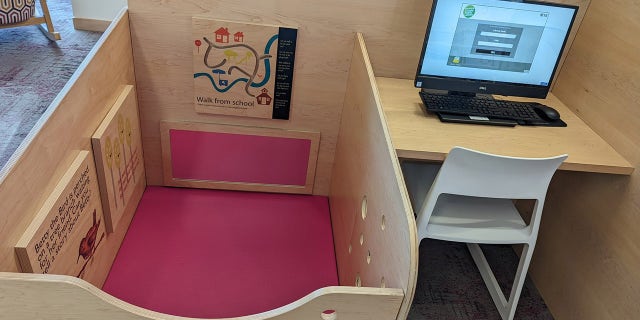 A tweet showing workstations for parents and infants at the Fairfield Library in Henrico County, バージニア, recently went viral.