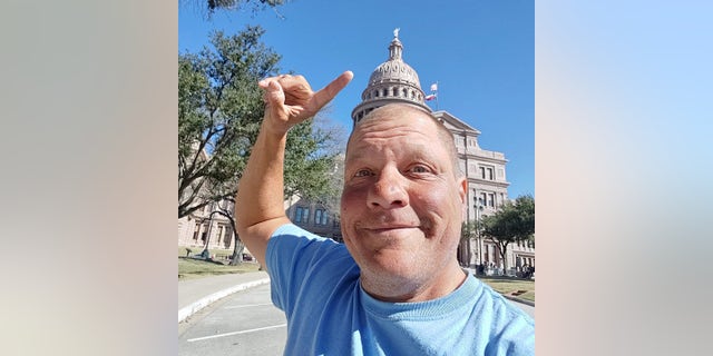 Lo stato del Michigan sopravvive, 52, from Syracuse, New York, is cycling to all 50 NOI. state capitals in one year.