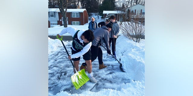 約 40 high school football players shoveled driveways on Monday, DeLallo told Fox News Digital. 