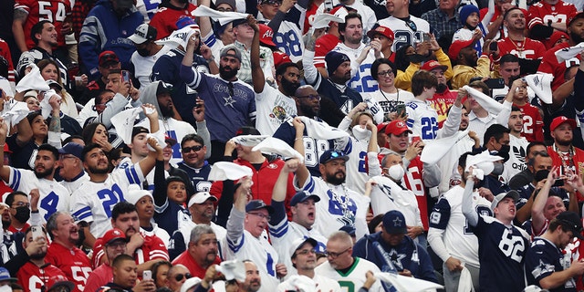 Dallas Cowboys fans cheer during the first quarter of a game against the San Francisco 49ers  in the NFC Wild Card Playoff game at AT&安培;T Stadium on January 16, 2022 在阿灵顿, 德州.