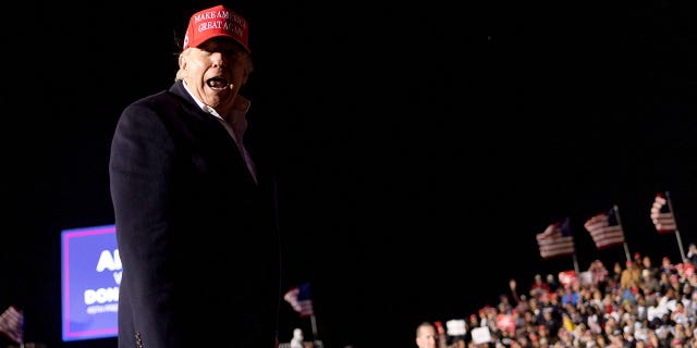 Former President Trump reacts as he holds a rally in Florence, Arizona, ene. 15, 2022.
