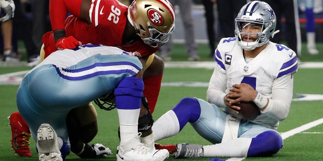댈러스 카우보이스의 쿼터백 닥 프레스콧, 권리, holds the ball after recovering his own fumble on a sack by San Francisco 49ers defensive end Charles Omenihu (92) during the second half of an NFL wild-card playoff football game in Arlington, 텍사스, 일요일, 1 월. 16, 2022.