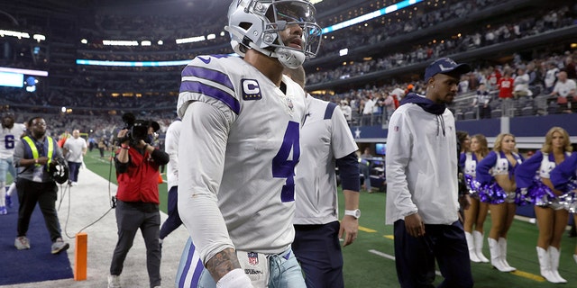 Dak Prescott of the Dallas Cowboys after losing 23-17 to the San Francisco 49ers on Jan. 16, 2022, 在阿灵顿, 德州.