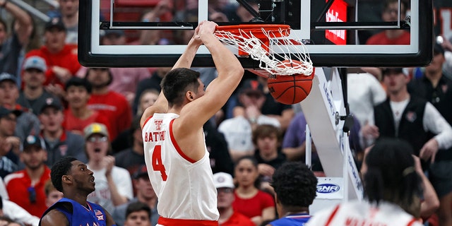 Texas Tech's Daniel Batcho (4) dunks the ball during the first half of an NCAA college basketball game against Kansas, sábado, ene. 8, 2022, in Lubbock, Texas. 